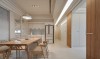 厨房和餐厅采用开放式的设计，大面积的白色让室内更加明亮，用温暖的木质色彩点缀，突出简约舒适的空间感。