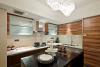 厨房里采用白色瓷砖和深褐色木质面板橱柜相结合，简洁大方。